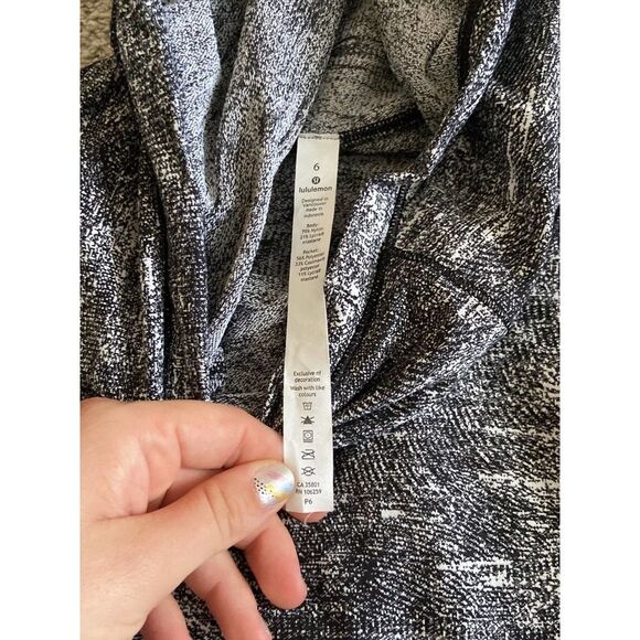 Lululemon hoodie, lightweight.‎ Pull over size 6. - Picture 2 of 5